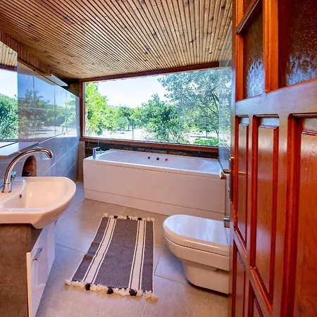 2 Bedroom Stone House With Shared Pool Appartamento *